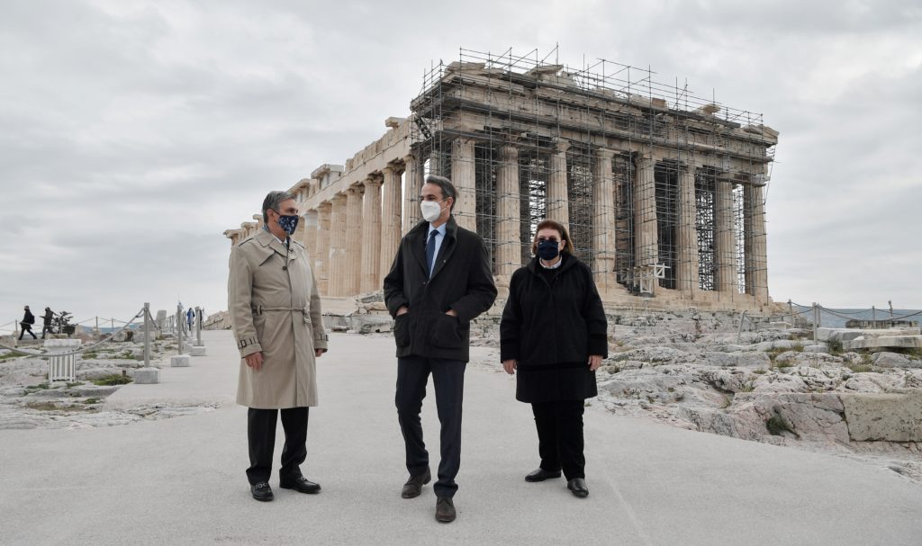 Κείμενο-κόλαφος κατά Μενδώνη για το νέο τσιμέντωμα της Ακρόπολης