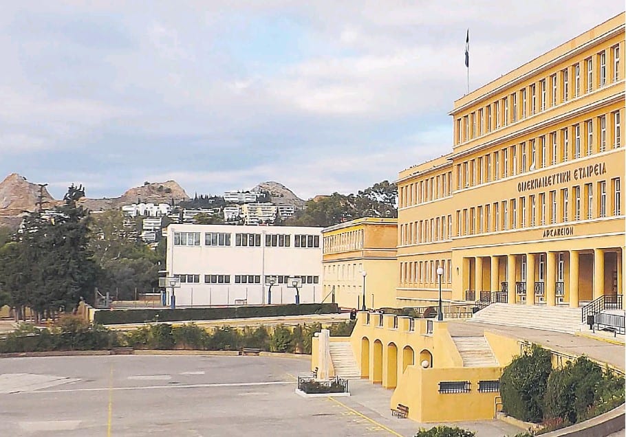 Οι ψίθυροι του Αρσακείου τώρα γίνονται κραυγές