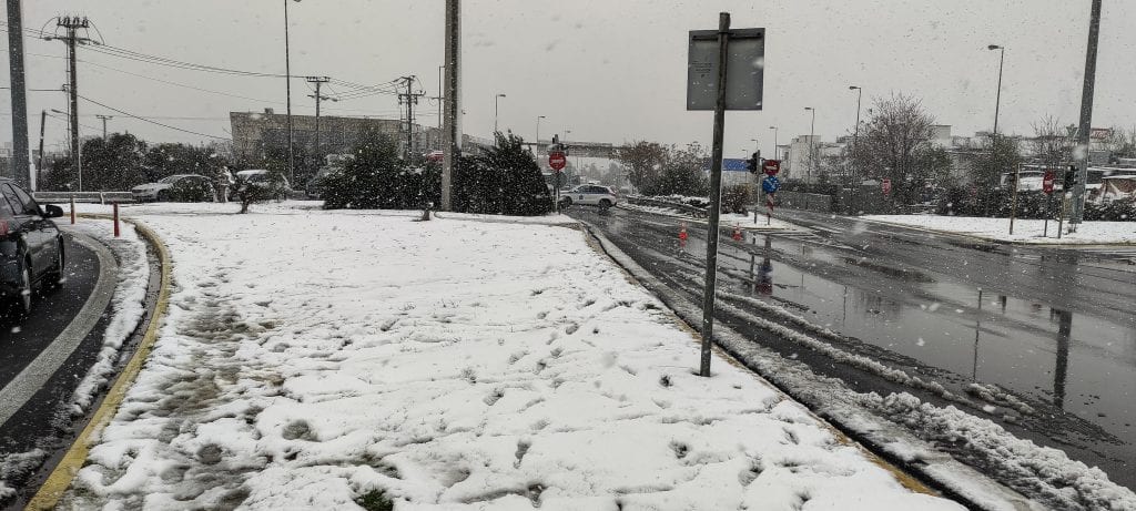 Μεγάλα προβλήματα στην Κηφισίας λόγω της χιονόπτωσης