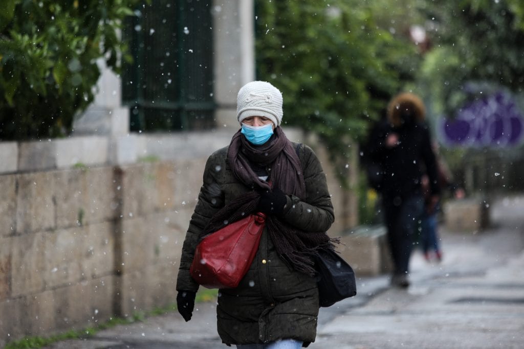 Λινού: Συστήνω διπλή μάσκα στα μέσα μεταφοράς