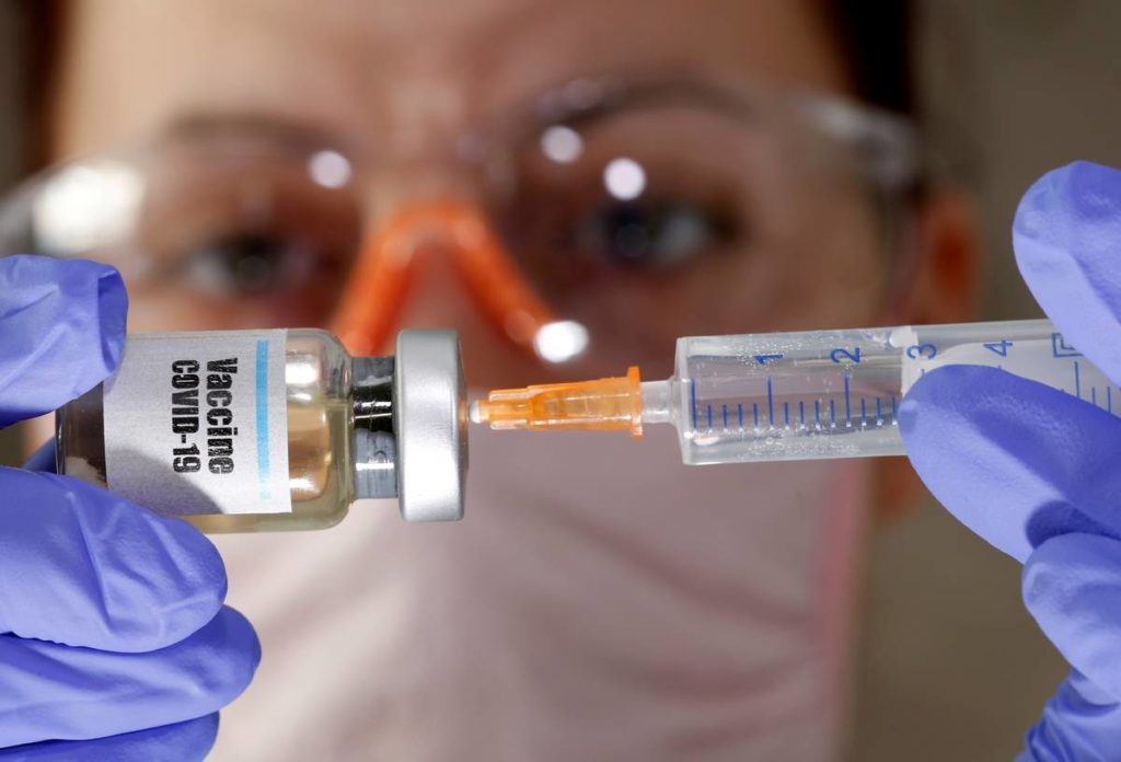 H EE ζητάει πρόσβαση στα εμβόλια της AstraZeneca που παράγονται στις ΗΠΑ