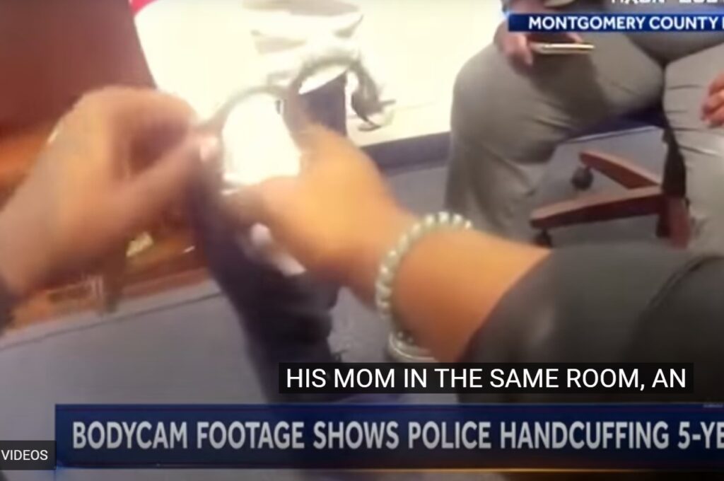 ΗΠΑ: Νέο βίντεο-σοκ με αστυνομικούς να φορούν χειροπέδες σε 5χρονο αγόρι (Video)
