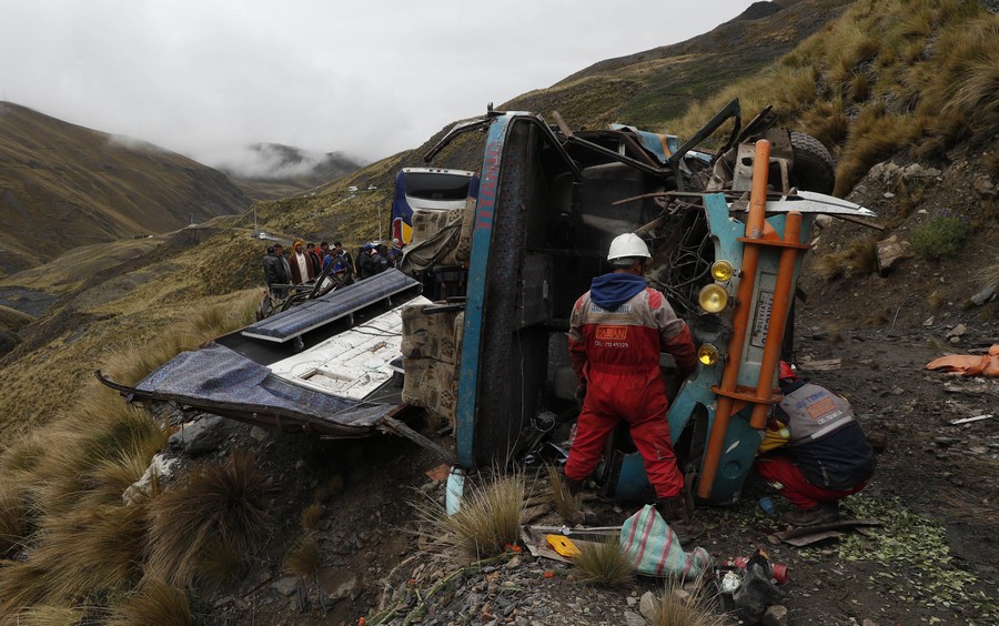 Βολιβία: Τουλάχιστον 20 νεκροί από πτώση λεωφορείου σε χαράδρα