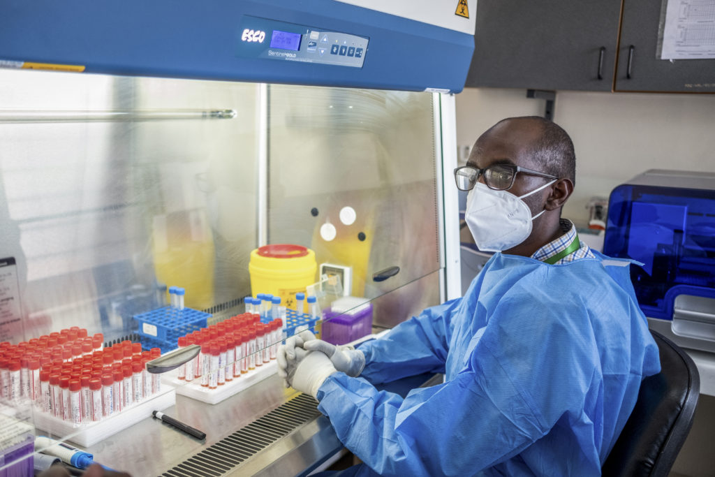 Αφρική: Φτάνουν στη Ρουάντα τα πρώτα εμβόλια της Pfizer –  «Μπαζούκα» χαρακτηρίζουν τα εμβόλια στην Κένυα
