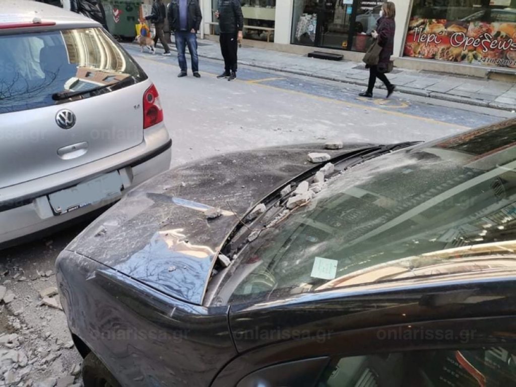 Σεισμός Ελασσόνα: Έπεσαν σοβάδες σε οχήματα στη Λάρισα, ζημιές σε καταστήματα στα Τρίκαλα (Photos)
