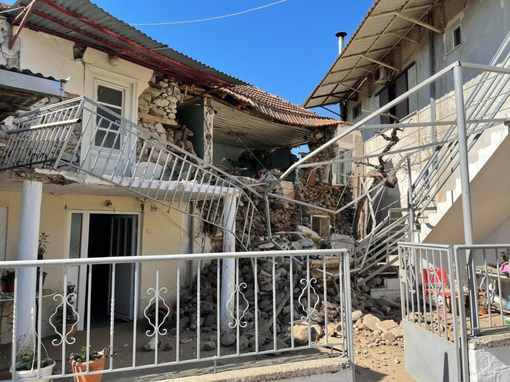Σεισμός 6 Ρίχτερ στην Ελασσόνα: Απεγκλωβίστηκε ηλικιωμένος στο Μεσοχώρι – Διανυκτέρευση σε σκηνές από τους πολίτες (Photos – Video)