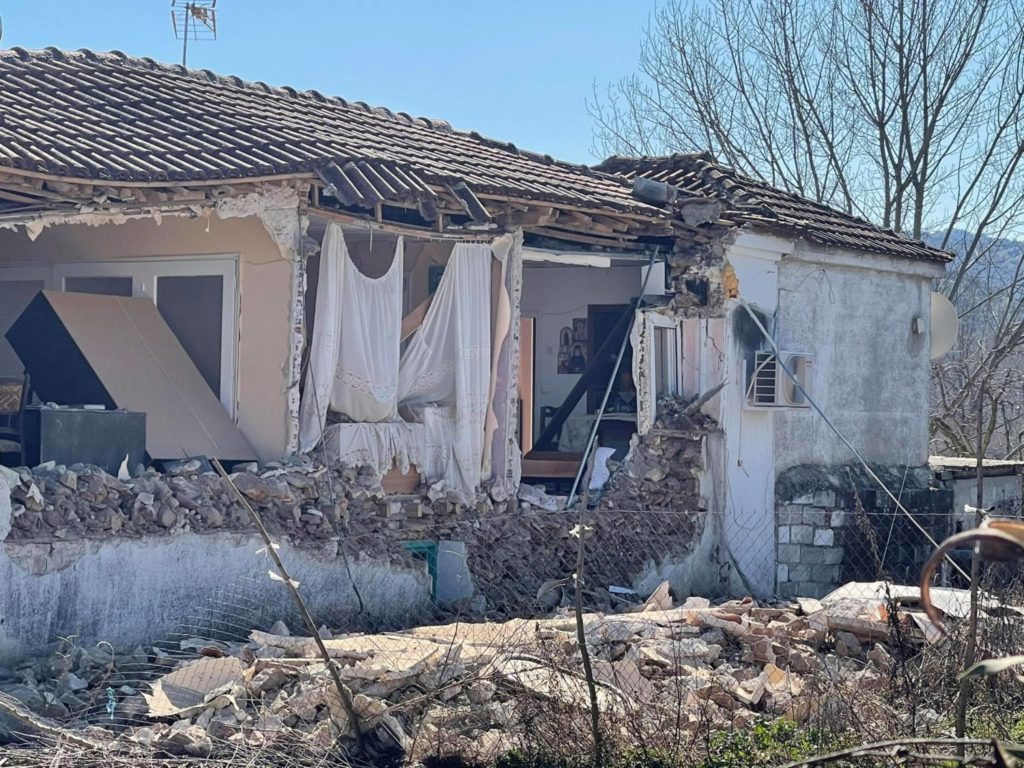 Σεισμός Ελασσόνα: Αυτό είναι το σπίτι που ζούσε ο ηλικιωμένος που διασώθηκε (Photos)