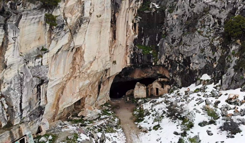 Εξερευνώντας το μυστηριώδες σπήλαιο Αμώμων – Τη γνωστή σπηλιά του Νταβέλη (Video)
