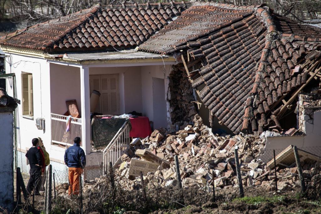 «Τρέμει» η γη στην Ελασσόνα: Δεκάδες μετασεισμοί, ανάστατοι οι κάτοικοι – Ενεργοποιήθηκε νέο ρήγμα (Photos)