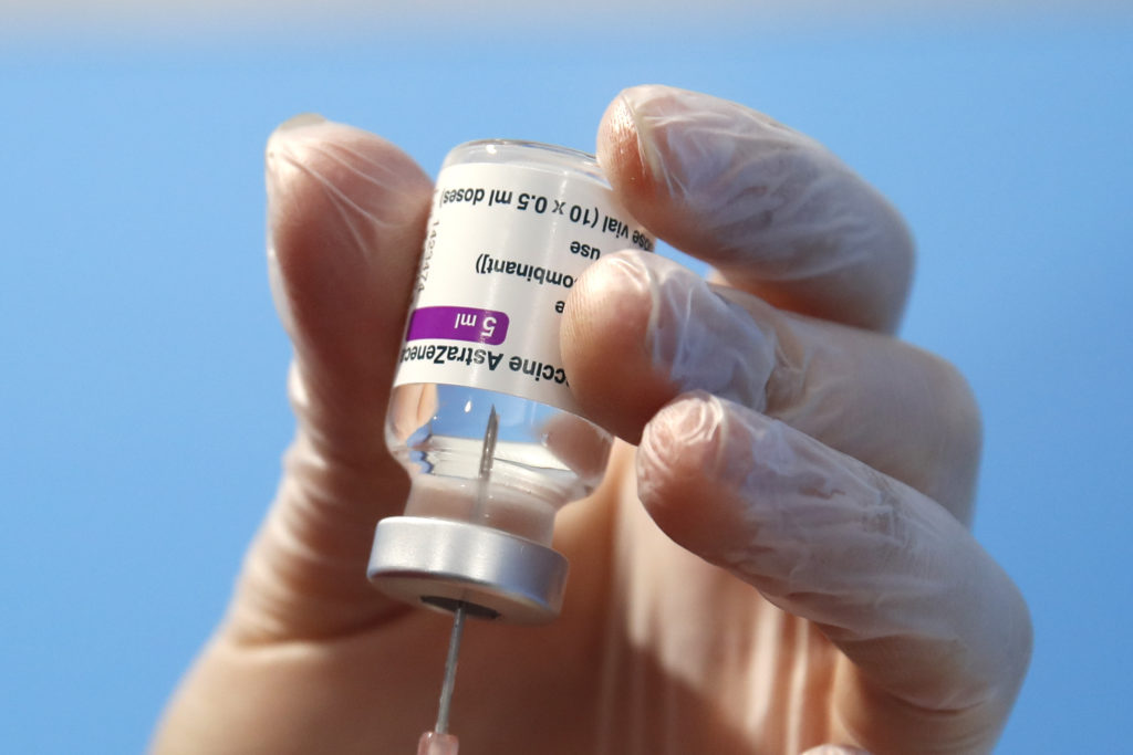 Ο ΠΟΥ βάζει στο «μικροσκόπιο» το εμβόλιο της AstraZeneca και εξετάζει τις αναφορές – Καθησυχάζουν οι Βρετανοί
