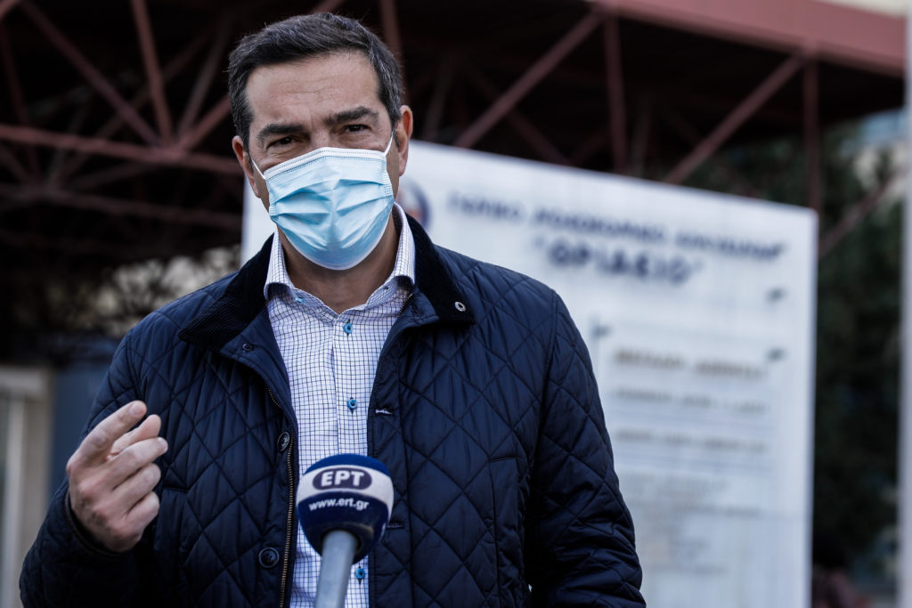 Στο Θριάσιο ο Αλέξης Τσίπρας: «Μετά το αποτυχημένο lockdown, ξανά δραματική η κατάσταση»