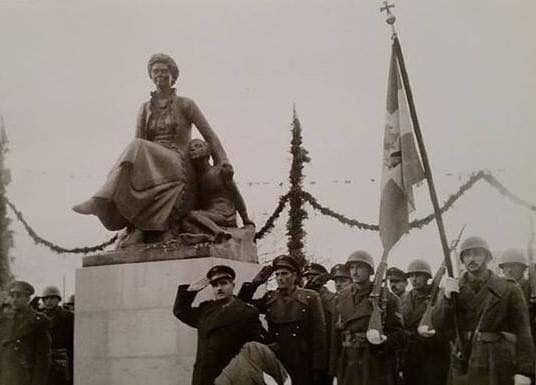 Βγήκαν τα φαντάσματα: Άγαλμα της Φρειδερίκης θέλει να βάλει στην πλατεία ο Δήμαρχος της Κόνιτσας!