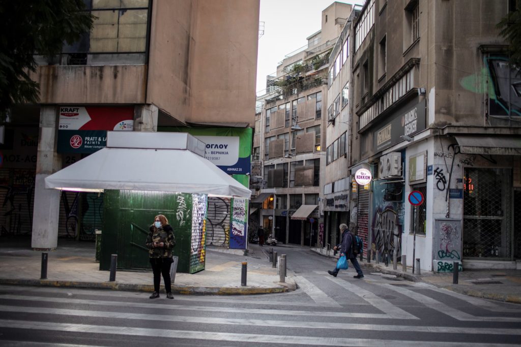 Κορονοϊός: Παραμένουν στα ύψη τα κρούσματα, 2.215 νέα – 451 στις ΜΕΘ – 32 θάνατοι