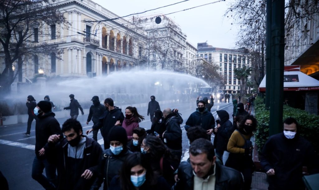 Άγρια καταστολή στη διαδήλωση για Κουφοντίνα – Επίθεση των ΜΑΤ με κρότου λάμψης και αύρες