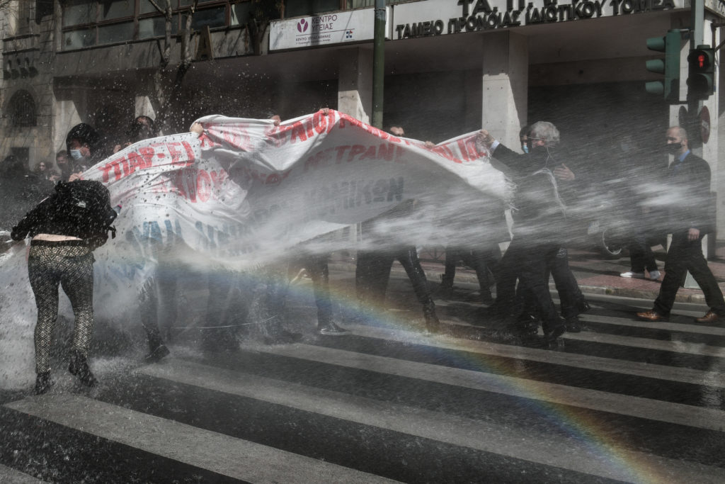 Τα ΜΑΤ κατέλαβαν το Σύνταγμα: Νέο όργιο καταστολής με ξύλο, «αύρες» και προσαγωγές (Photos/Videos)