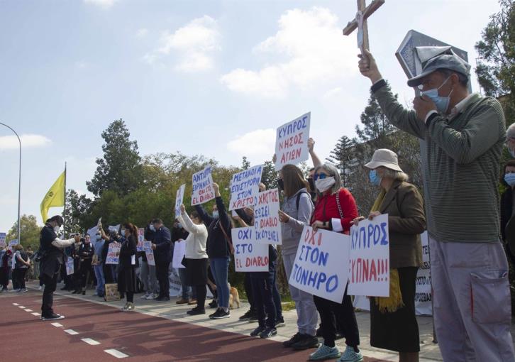 Kύπρος: Διαμαρτυρία για «El Diablo» με σταυρούς και πανό έξω από ΡΙΚ (video – εικόνες)