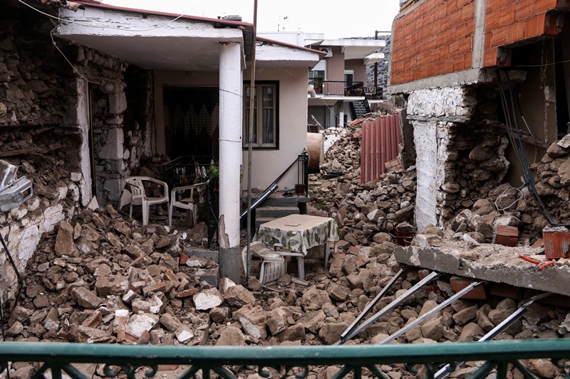 Μη κατοικήσιμα 898 σπίτια στη Θεσσαλία από το σεισμό