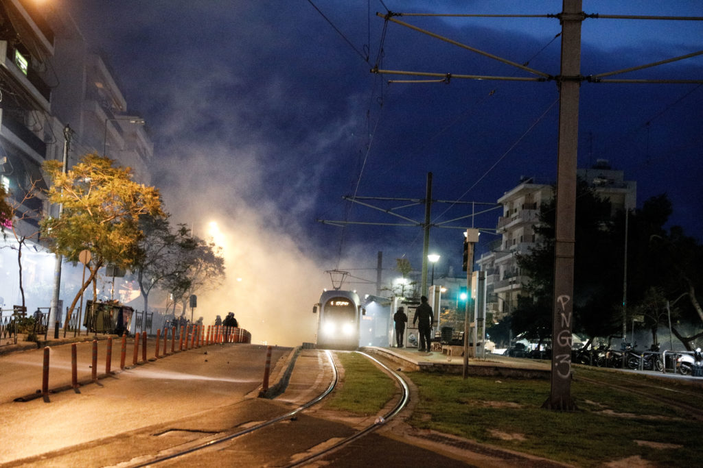 Νέα Σμύρνη: Με χημικά και κυνηγητό απάντησαν τα ΜΑΤ στην οργισμένη διαδήλωση των κατοίκων  (Videos)