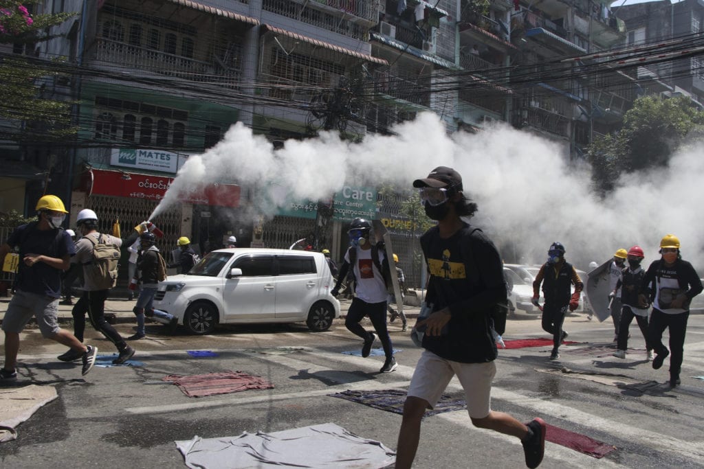 Μιανμάρ: Δύο διαδηλωτές σκοτώθηκαν όταν η αστυνομία άνοιξε πυρ στη Μιτκίνα (Photos)