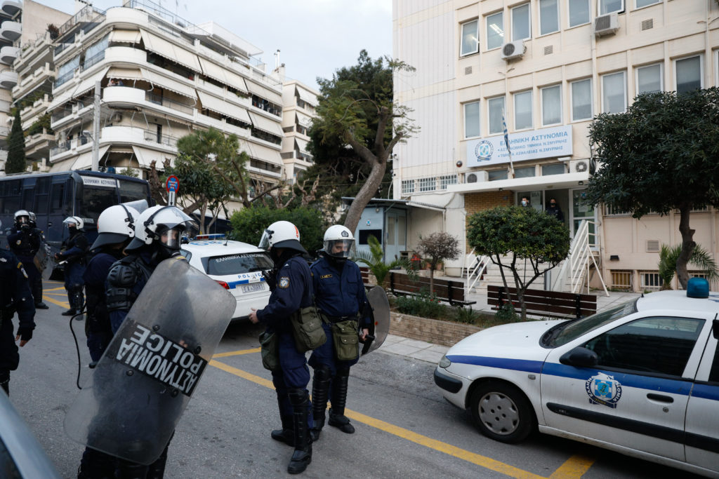 Νέα Σμύρνη: Έκοψαν κλήση και της είπαν «Σε γράφω γιατί έτσι θέλω, τα παράπονά σας στον Χαρδαλιά»