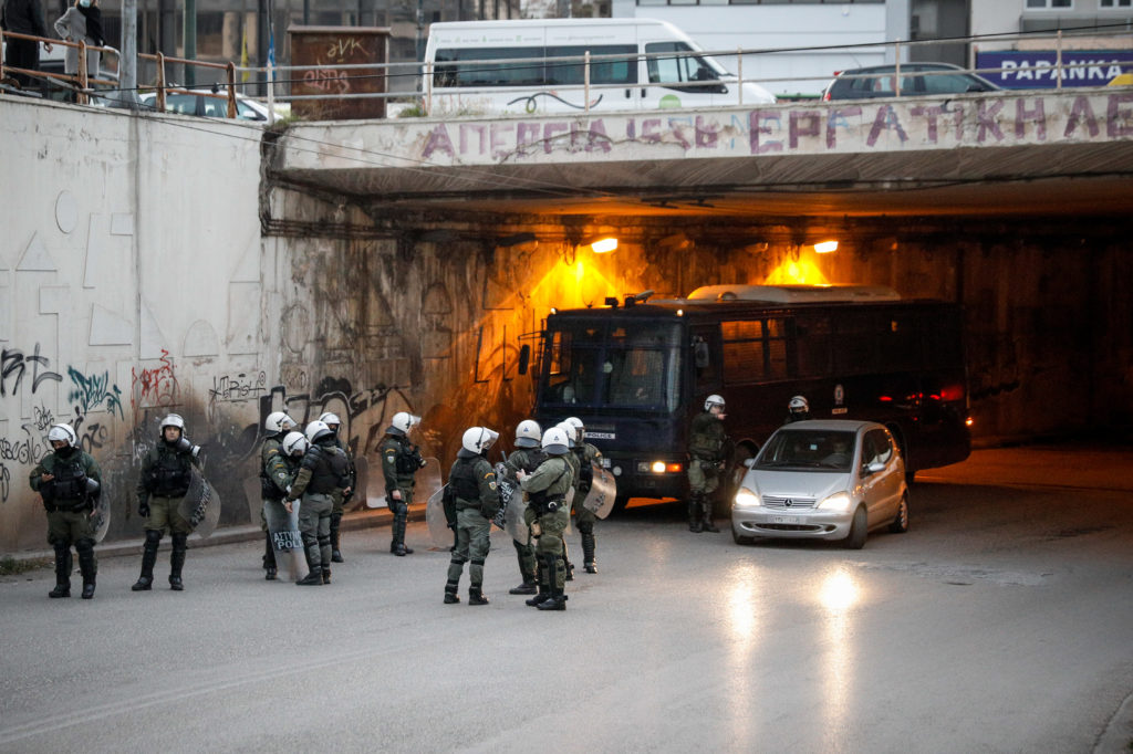 Νέα Σμύρνη: Καταγγελίες ότι συνέλαβαν δασκάλα γιατί… είχε την ατυχία να βρίσκεται στο λάθος σημείο