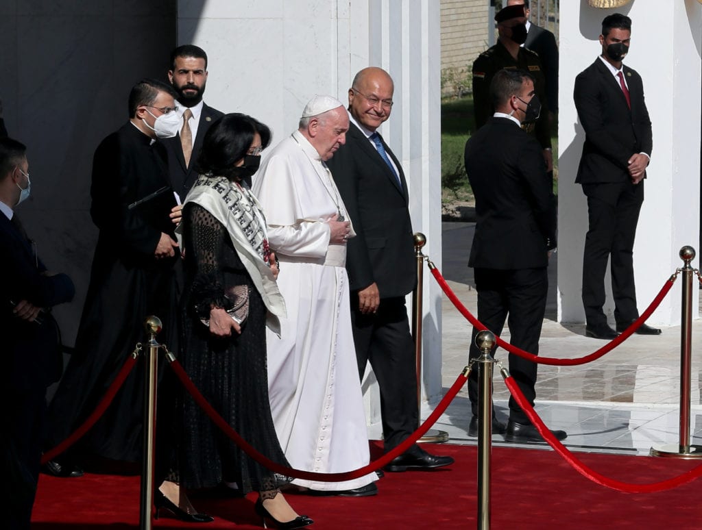 Ο διεθνής Τύπος στο documentonews.gr: Η ιστορική επίσκεψη Πάπα στο Ιράκ – Το σκάνδαλο με τις μάσκες στη Γερμανία