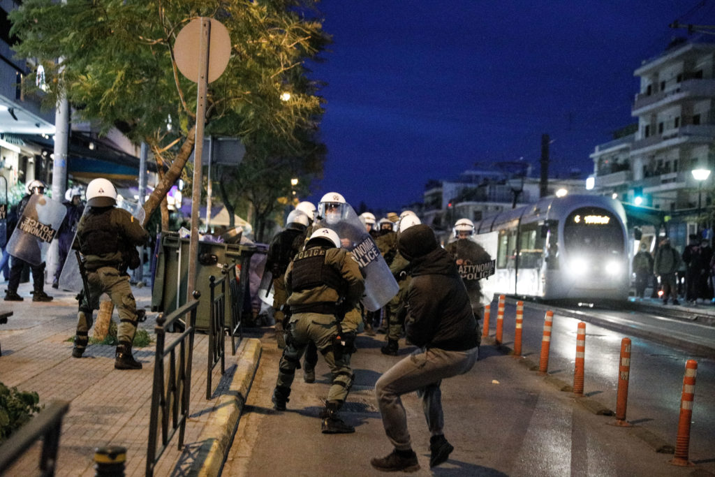 Ο Τσίπρας φέρνει στη Βουλή το όργιο αστυνομικής βίας