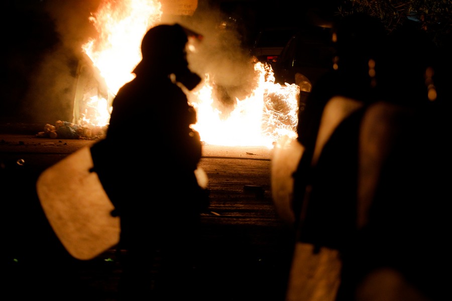 Φωτιές και οδοφράγματα στους δρόμους της Νέας Σμύρνης