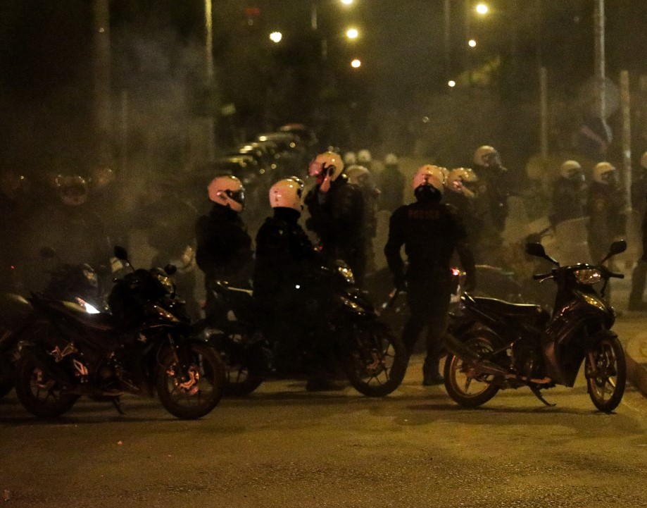 Νέα Σμύρνη: Αστυνομικοί έριξαν κρότου λάμψης σε σημείο όπου βρίσκονταν συνάδελφοί τους (Video)