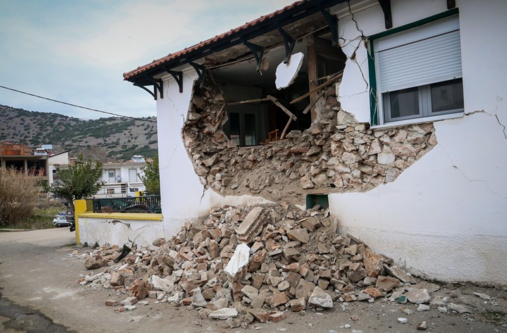 «Μη κατοικήσιμα» 1.424 σπίτια μετά τους σεισμούς στην Ελασσόνα