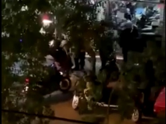 Επίθεση ομάδας αστυνομικών σε πολίτη έξω από κατάστημα στη Νέα Σμύρνη (Video)