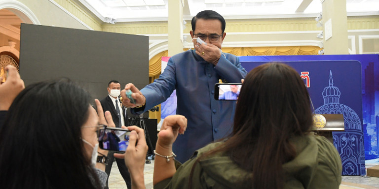 Ταϊλάνδη: Ο Πρωθυπουργός εκνευρίστηκε με τις ερωτήσεις των δημοσιογράφων και τους ψέκασε με αντισηπτικό (Video)