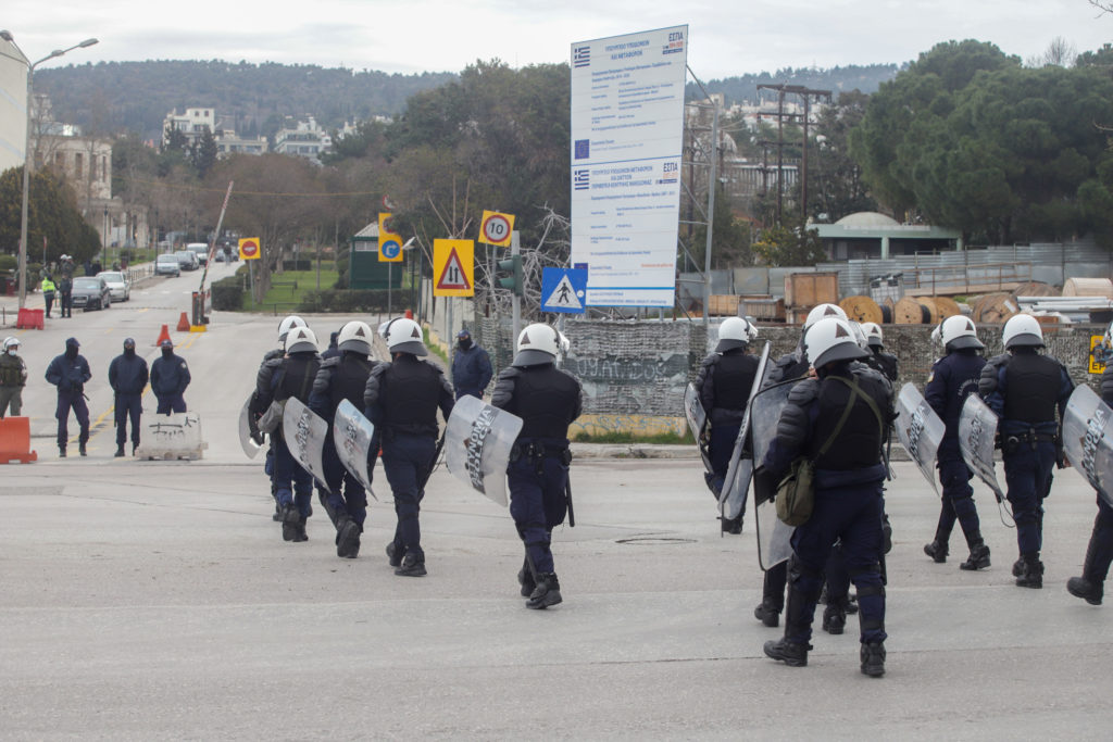 Ένταση, χημικά και δεκάδες προσαγωγές από την έφοδο της Αστυνομίας Χρυσοχοΐδη στο ΑΠΘ (Photos – Video)