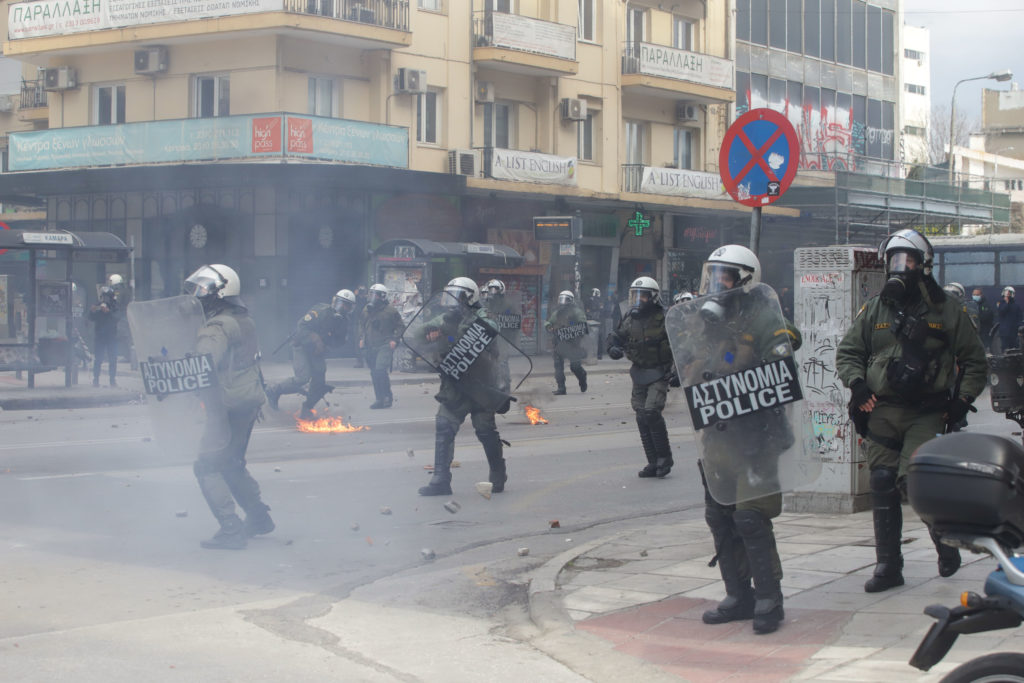 Θεσσαλονίκη: Επεισόδια στη φοιτητική διαδήλωση – Ρίψη χημικών από τα ΜΑΤ (Video)