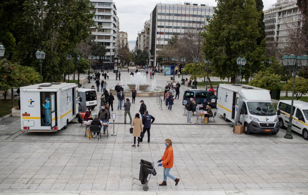 Νέο «καμπανάκι»: 2.570 νέα κρούσματα κορονοϊού – 51 νεκροί – 506 στις ΜΕΘ