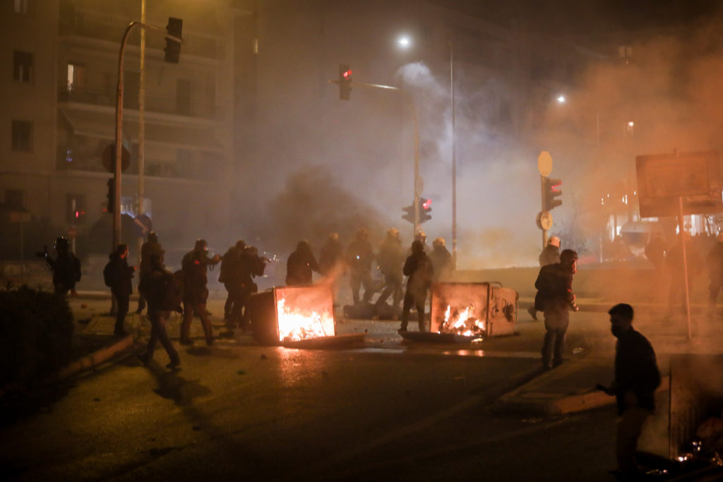 Guardian: Η αστυνομική βία έχει αναζωπυρωθεί από την κυβέρνηση Μητσοτάκη