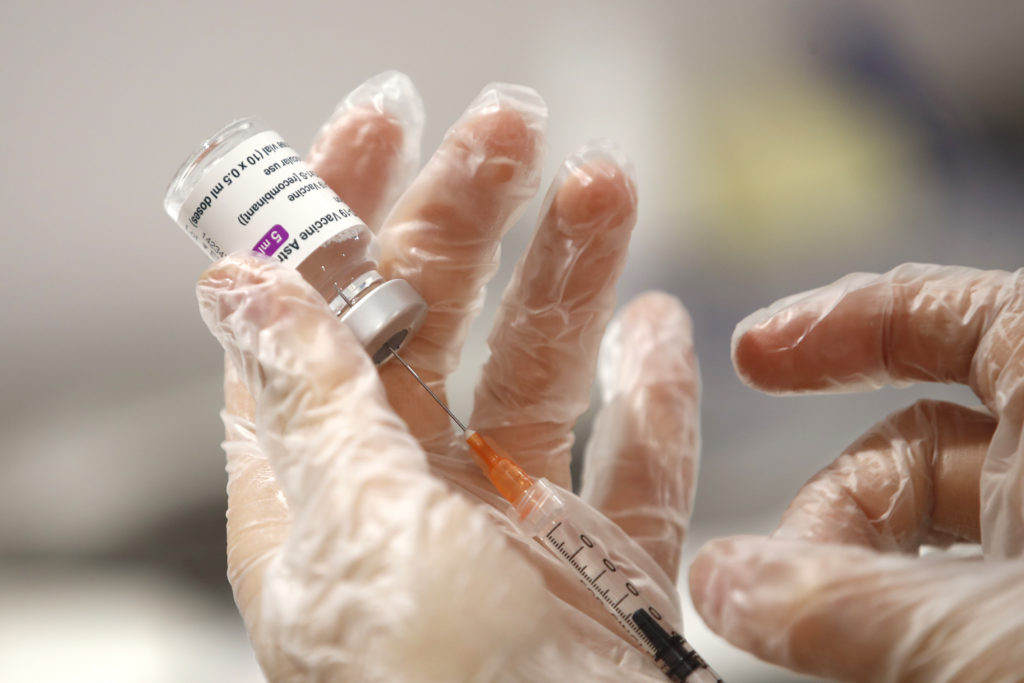 AstraZeneca: Εννέα χώρες σταματούν προσωρινά τη χορήγηση του εμβολίου της