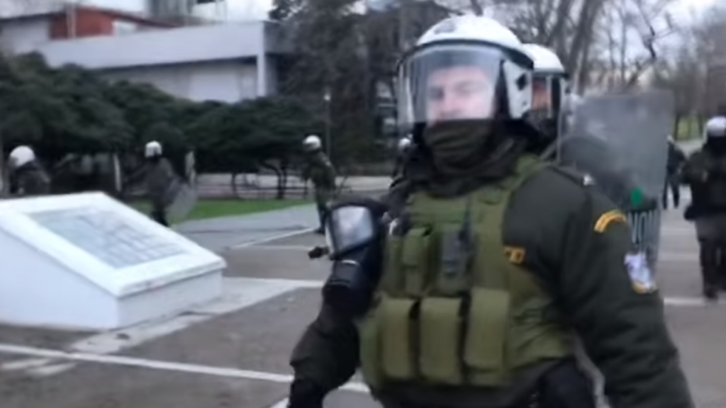 Η αστυνομία εκφοβίζει ξανά δημοσιογράφο του Documento και ο ΣΚΑΪ «πειράζει» το βίντεο παραπλανώντας το κοινό