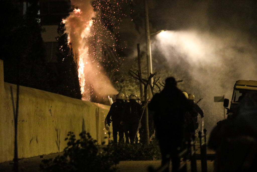 Αστυνομικός απειλεί αριστερούς και… ζητά αληθινές σφαίρες: «Θα σας θάψουμε»