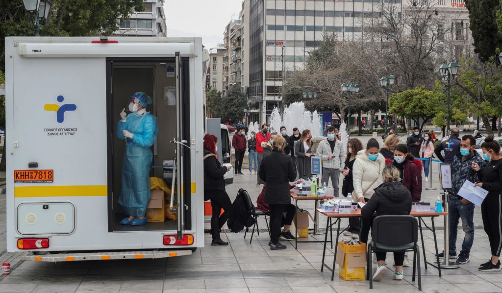 «Χτυπάει κόκκινο» η πανδημία: 2.405 νέα κρούσματα – 49 νεκροί – 521 στις ΜΕΘ