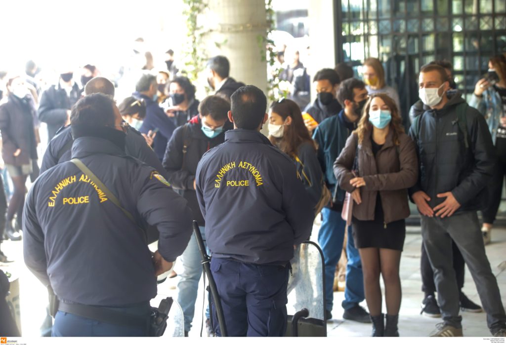 Θεσσαλονίκη: «Να αποχωρήσει η αστυνομία από το ΑΠΘ» ζητούν φοιτητές, καθηγητές και εργαζόμενοι καταγγέλλοντας την επέμβαση