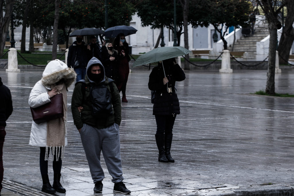 Καθαρά Δευτέρα με βροχές, καταιγίδες και έντονα φαινόμενα σε όλη τη χώρα (Χάρτες)