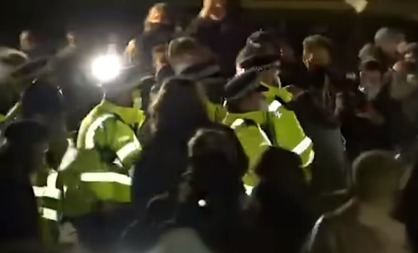 Bρετανία: Βίαιη επέμβαση της Αστυνομίας σε αγρυπνία στη μνήμη της δολοφονηθείσας Σάρα Έβεραρντ (video)