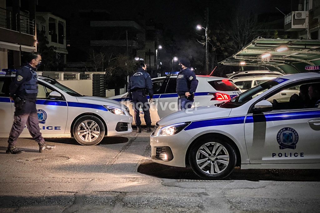 Θεσσαλονίκη: Νύχτα έντασης στην Περαία – 50 νεαροί προπηλάκισαν αστυνομικούς (video)