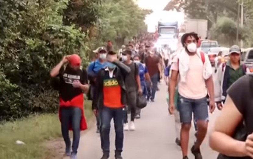ΗΠΑ: Χιλιάδες μετανάστες έφτασαν στα νότια σύνορα της χώρας