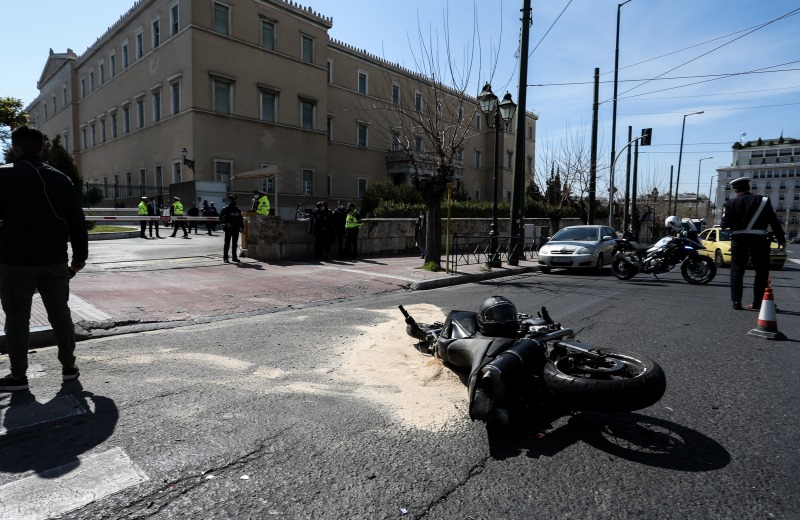 Αστυνομικός της φρουράς της Ντόρας Μπακογιάννη προκάλεσε το σοβαρό τροχαίο στη Βουλή  – Τραμπούκισαν αυτόπτη μάρτυρα (video)