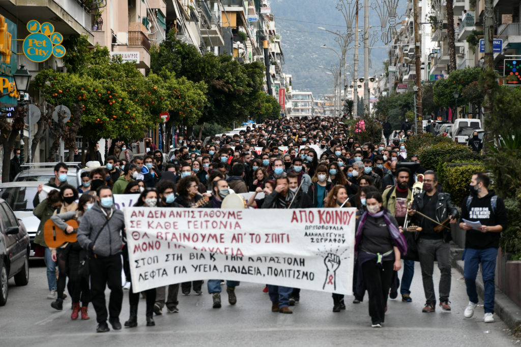 Mετά τον Άδωνη, και γιατρός της Επιτροπής «ενοχοποιεί» τις διαδηλώσεις για εξάπλωση του κορονοϊού (Video)