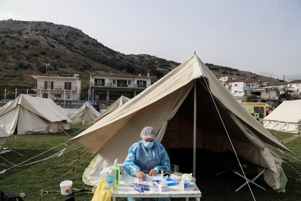 Τα μισά κρούσματα και πάλι στην Αττική, ψηλά Θεσσαλονίκη και Αχαΐα