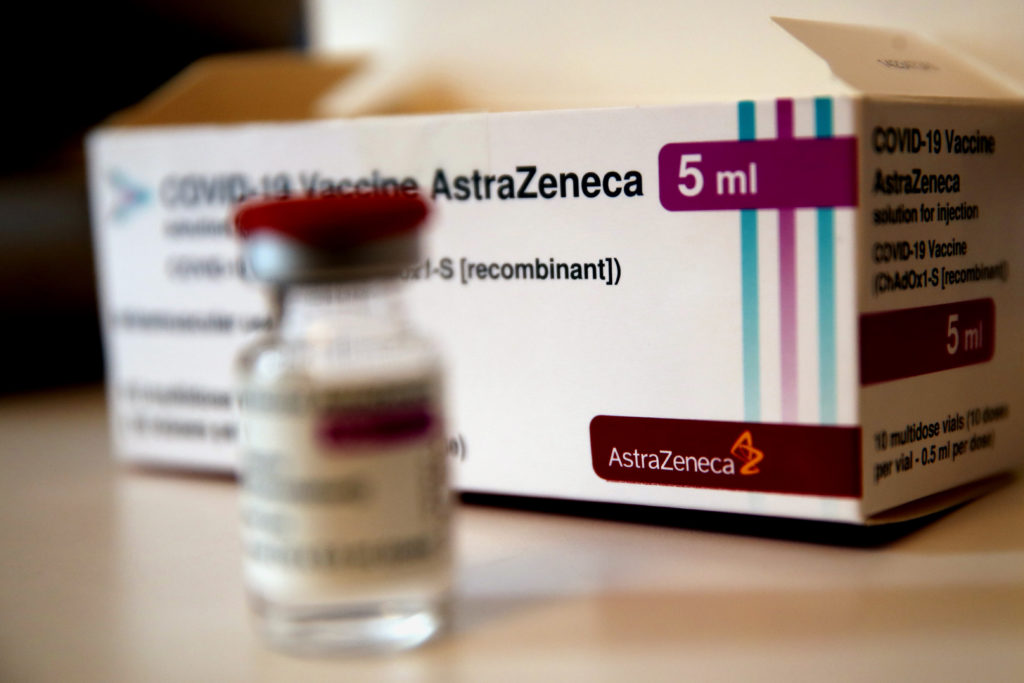 Ντόμινο με το εμβόλιο της Astrazeneca: Η μία χώρα μετά την άλλη «παγώνουν» τη χορήγησή του – H Ελλάδα;