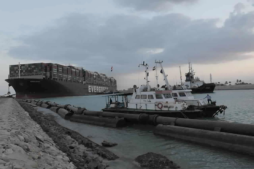 Διώρυγα Σουέζ: Έτσι αποκολλήθηκε το Ever Given μετά από σχεδόν μια εβδομάδα – Εικόνες από το «ελεύθερο» πλοίο (Video)